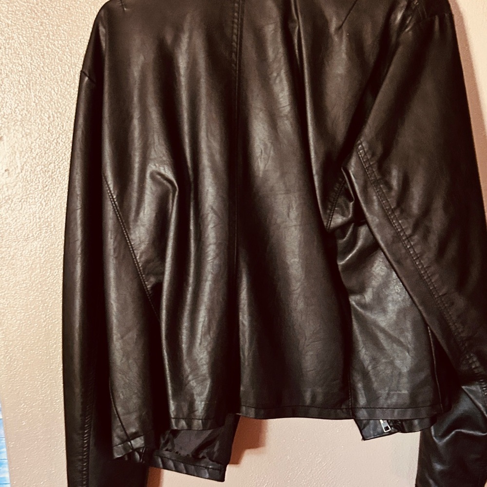Woman’s Jacket - Picture 2 of 6